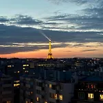 L'envol - Eiffel Tower View, Near Metro