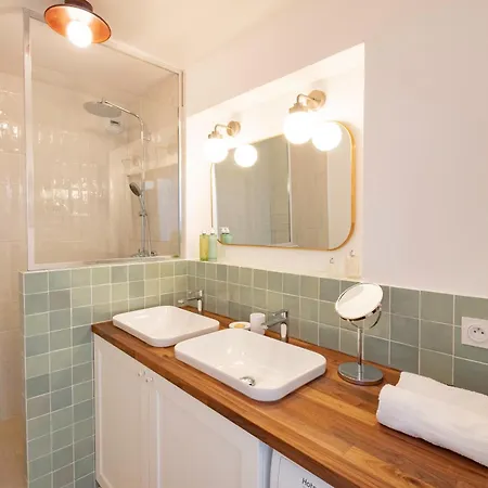 L'envol - Eiffel Tower View, Near Metro