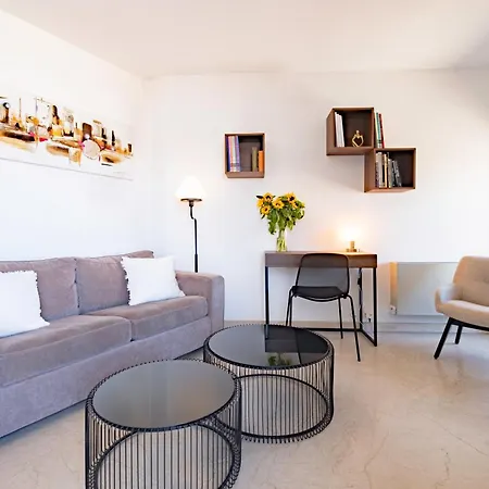 L'envol - Eiffel Tower View, Near Metro París