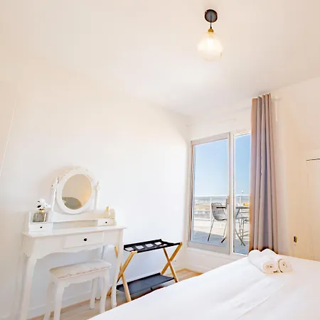 L'envol - Eiffel Tower View, Near Metro