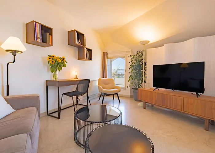 L'envol - Eiffel Tower View, Near Metro *