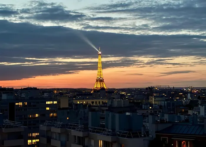 L'envol - Eiffel Tower View, Near Metro