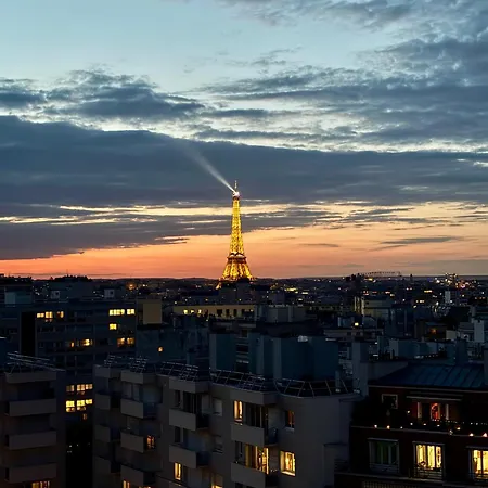 L'envol - Eiffel Tower View, Near Metro